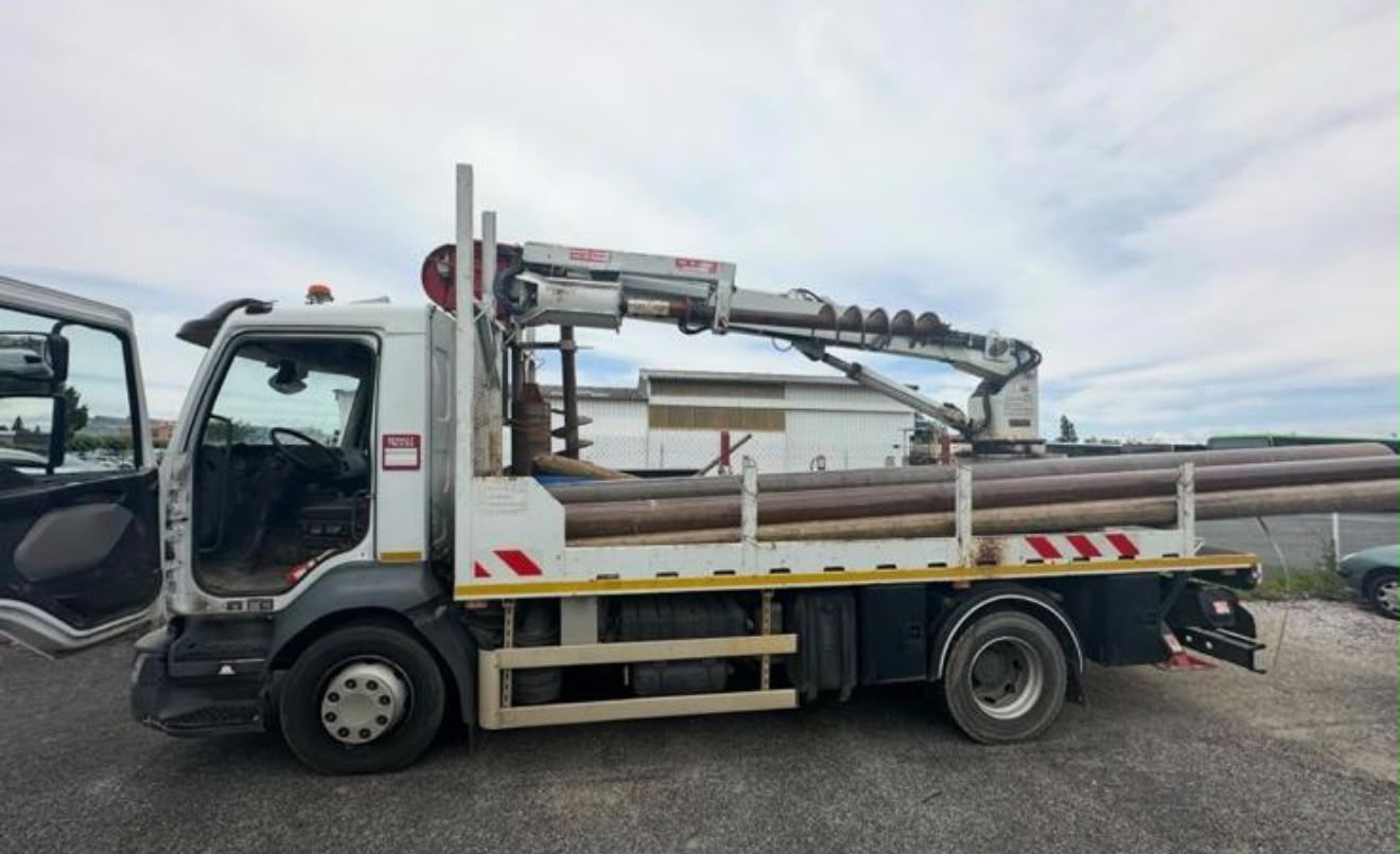 Camion tarière et supports télécom présentés par Atlas Travaux
